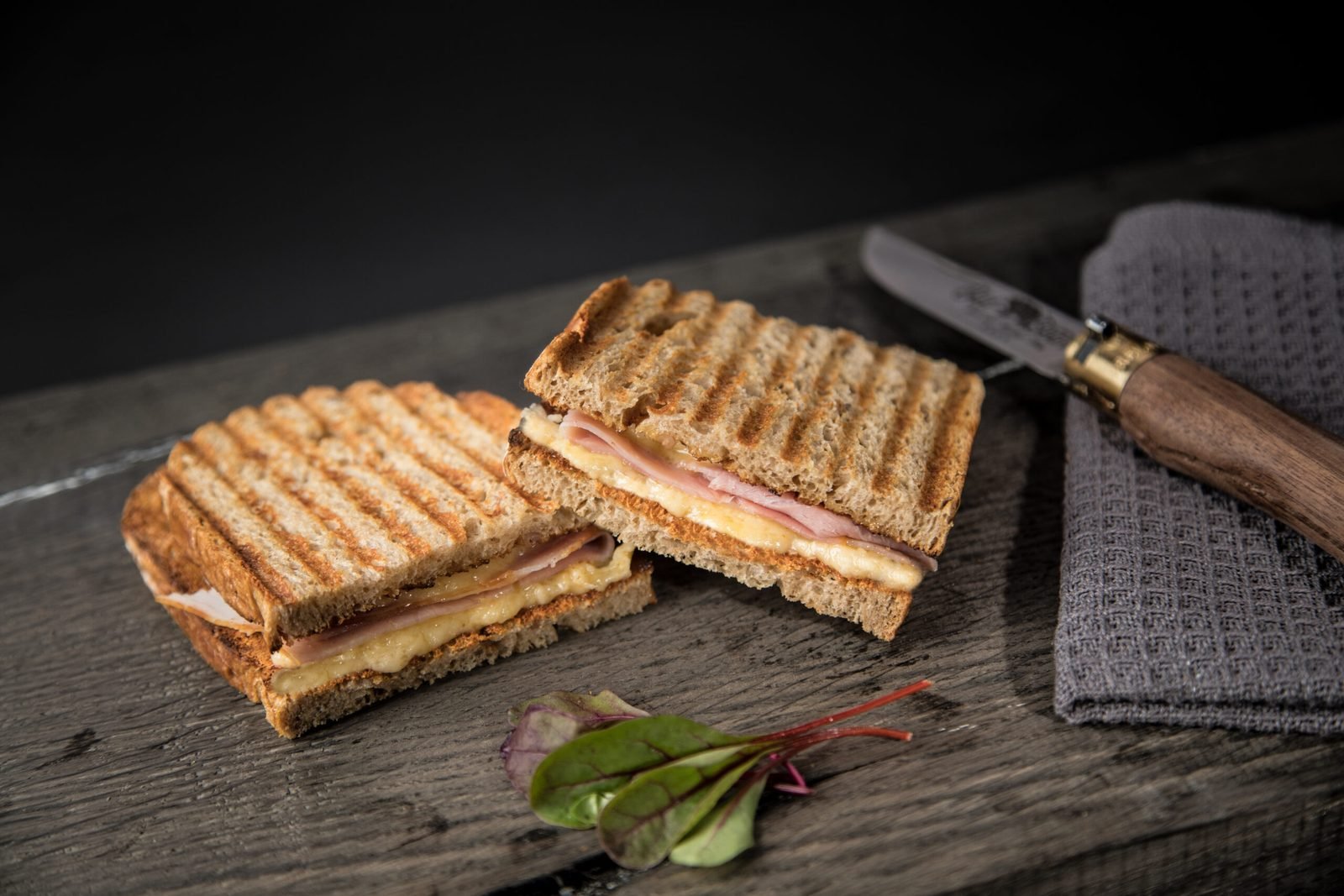 Tosti Livar ham en Oude Beemster kaas, gegrild en doorgesneden