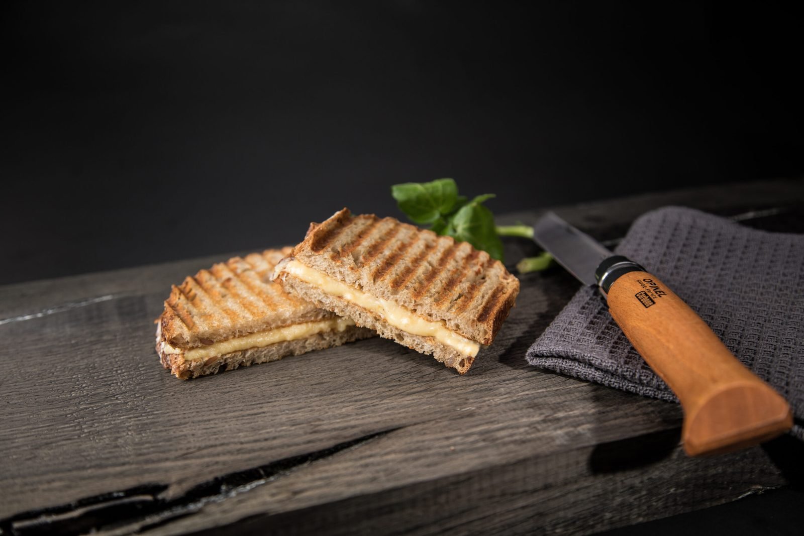 Tosti Oude Beemster kaas, gegrild en doorgesneden