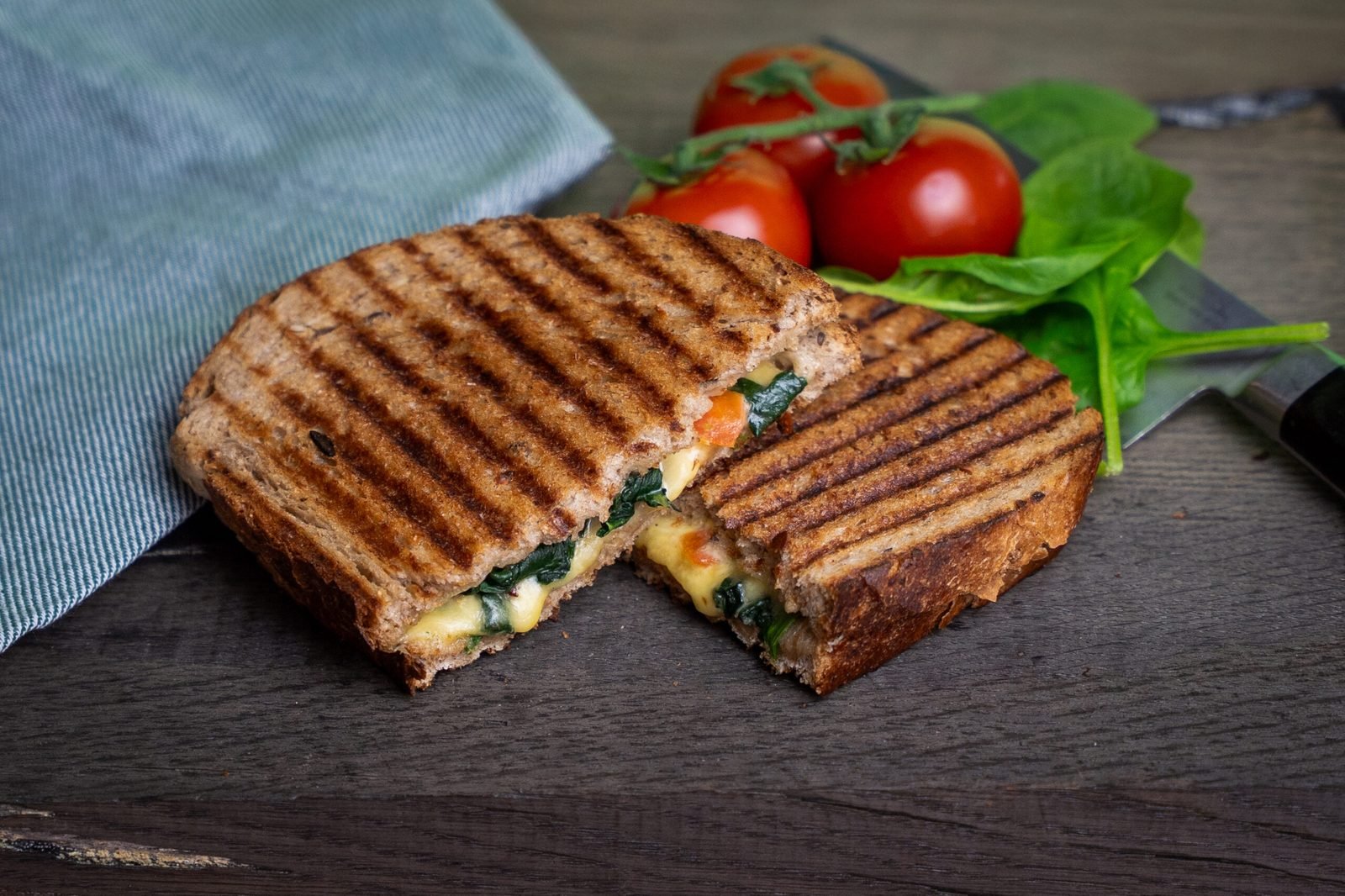 Tosti Spinazie, kaas en tomaat, gegrild en doorgesneden
