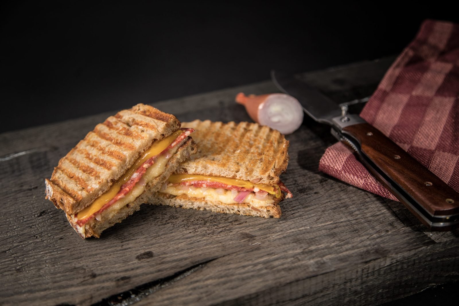Tosti Chorizo en cheddarkaas, gegrild en doorgesneden