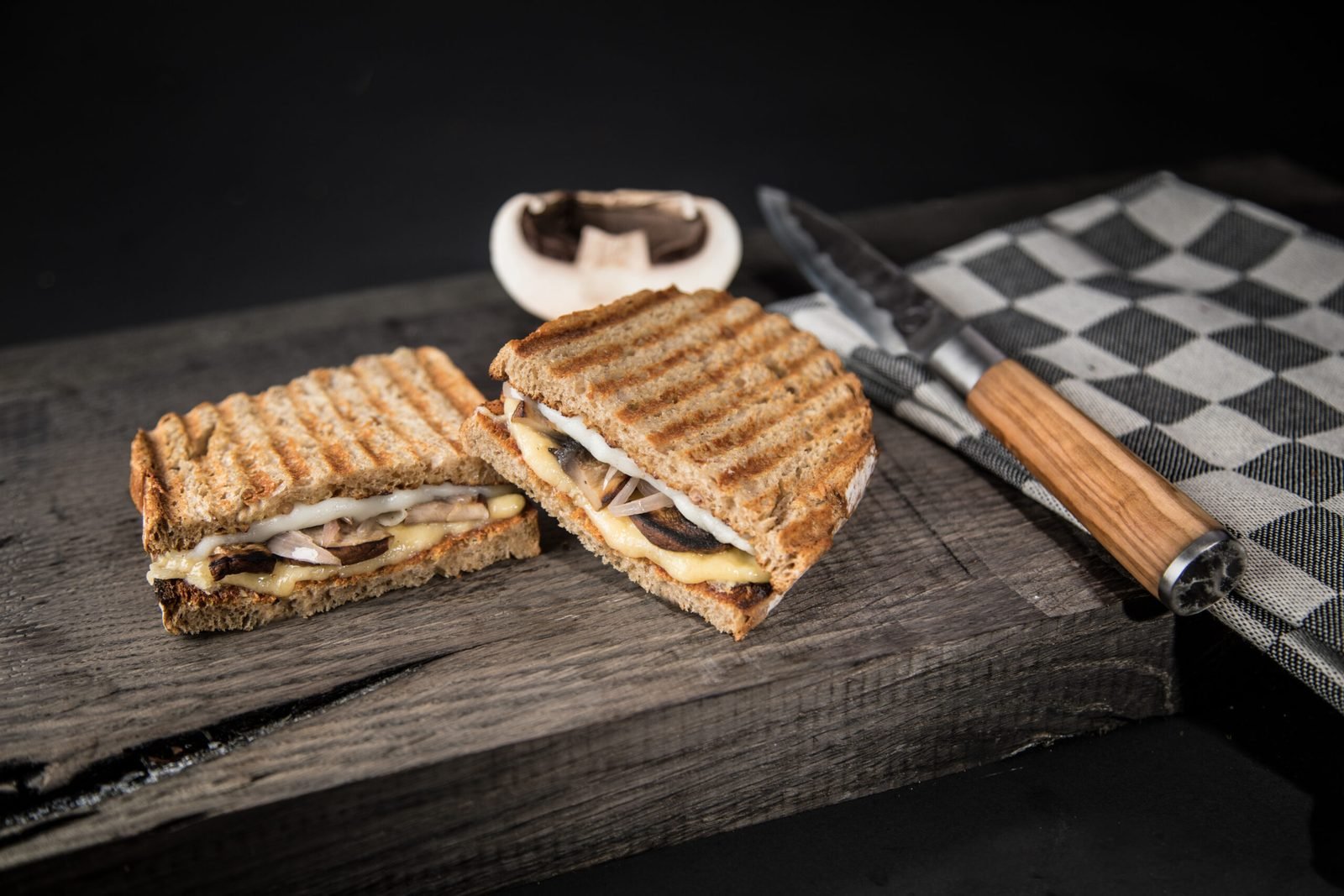 Tosti Portobello en geitenkaas, gegrild en doorgesneden